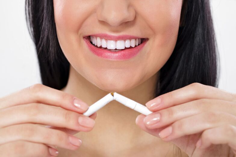 La fille a cassé une cigarette
