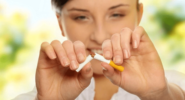 Une fille casse une cigarette et se débarrasse de sa dépendance