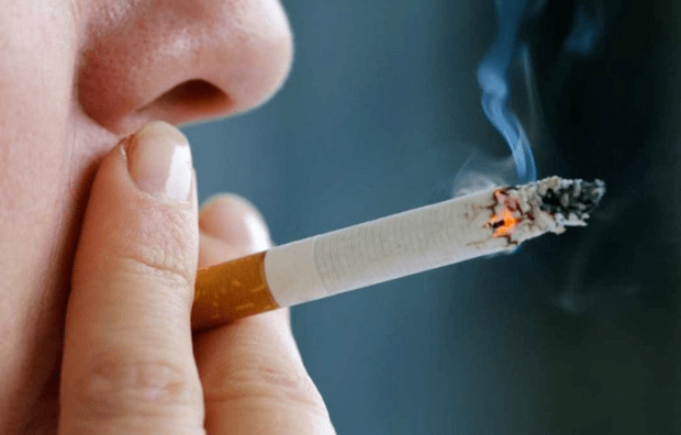 Vous devez pouvoir garder une cigarette correctement
